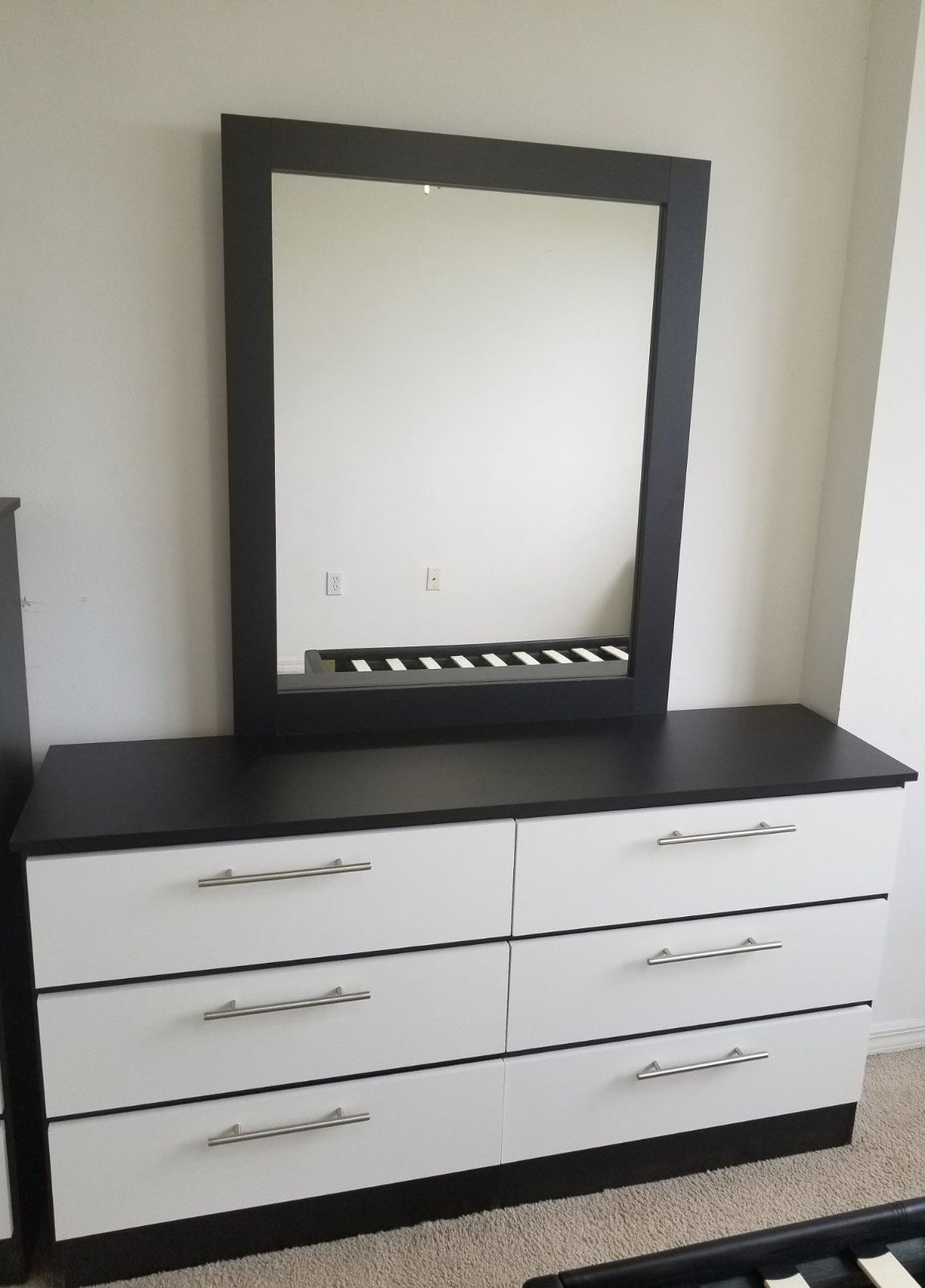 Comoda con espejo.. Dresser with mirror