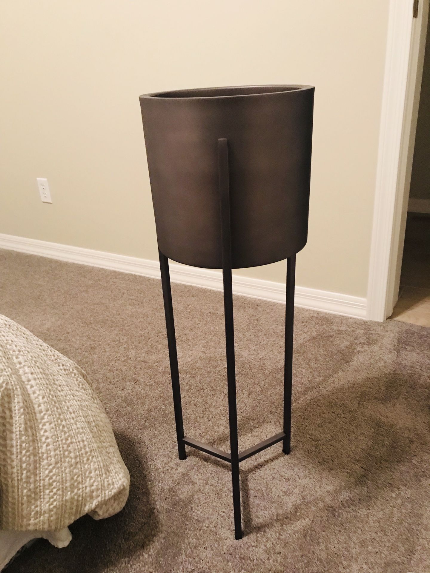 New Crate and Barrel Dundee Planter with Stand