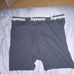 1 Pair Of Brand New SUPREME Comfort Flex All Black Size Large 