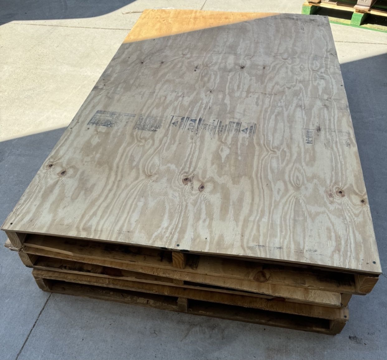 80x48 Plywood Pallets Large Heavy Duty Pallet With Ply Wood On Top