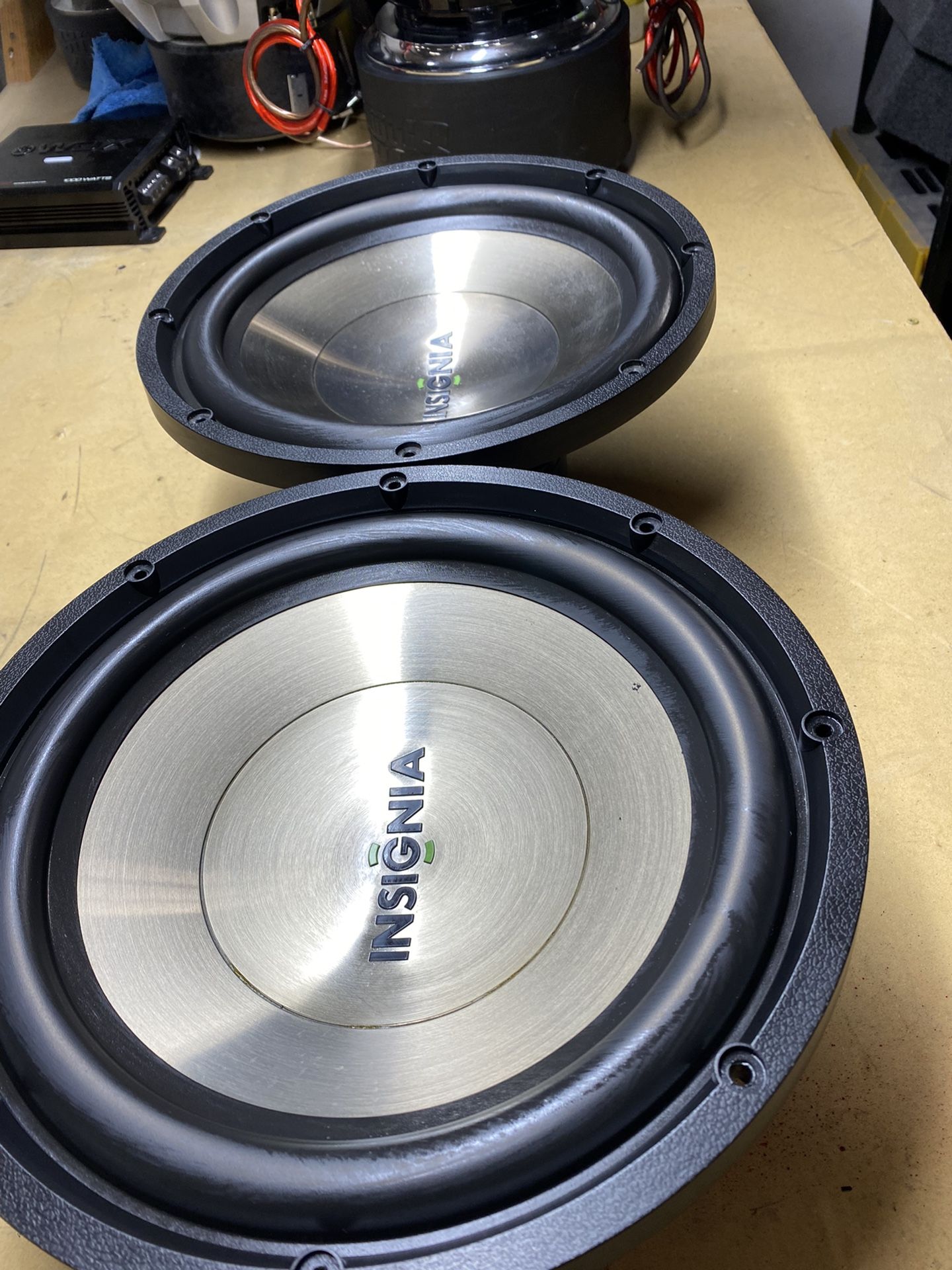 2 12” insignia subwoofer 300 rms ea 10/10 conditions