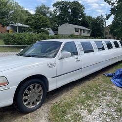 2004 Lincoln Town Car Limousine 