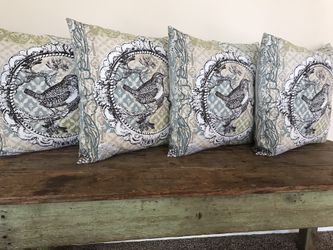 Bird pillows set