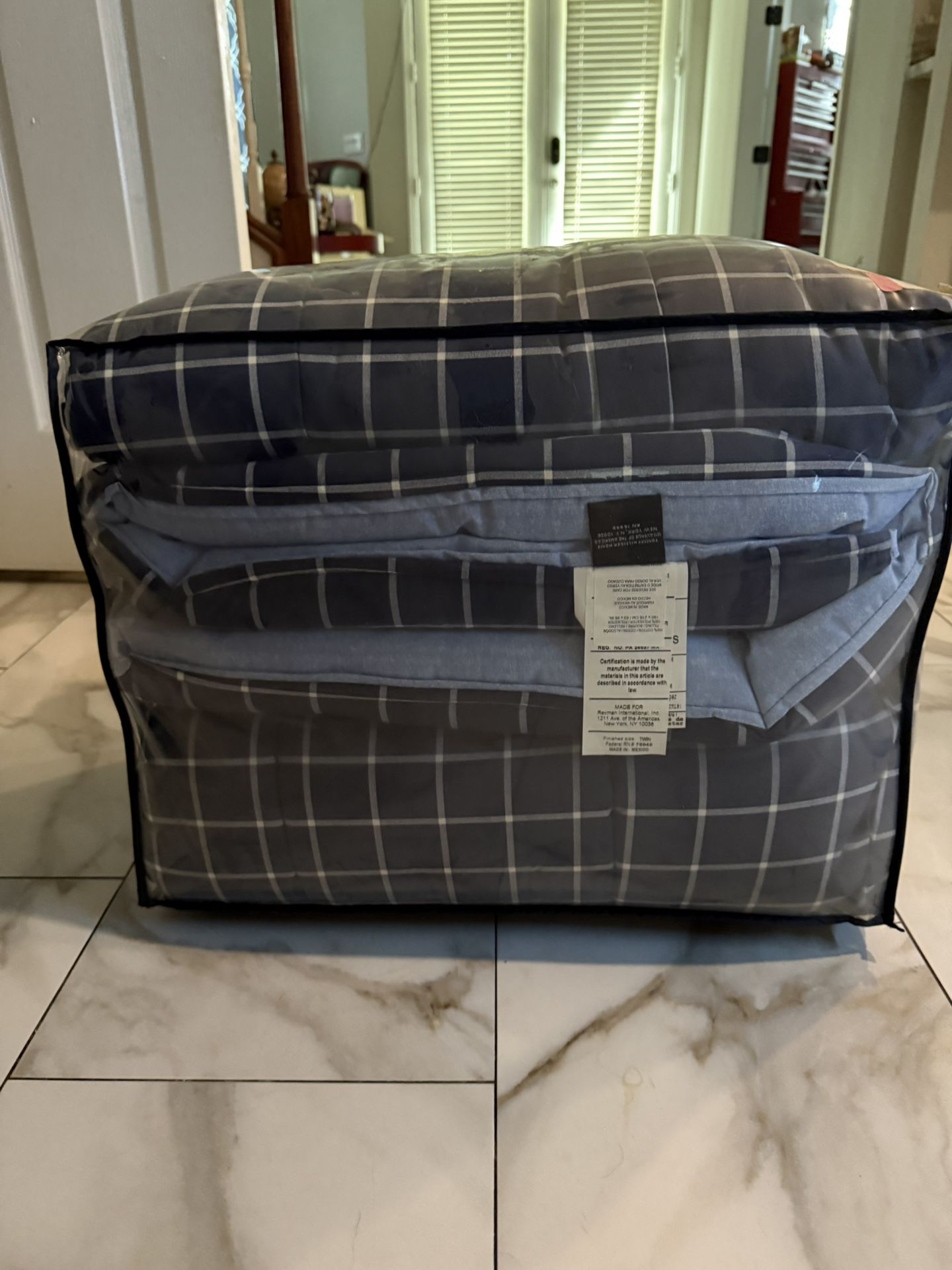 Tommy Hilfiger Comforter Set brand new never use