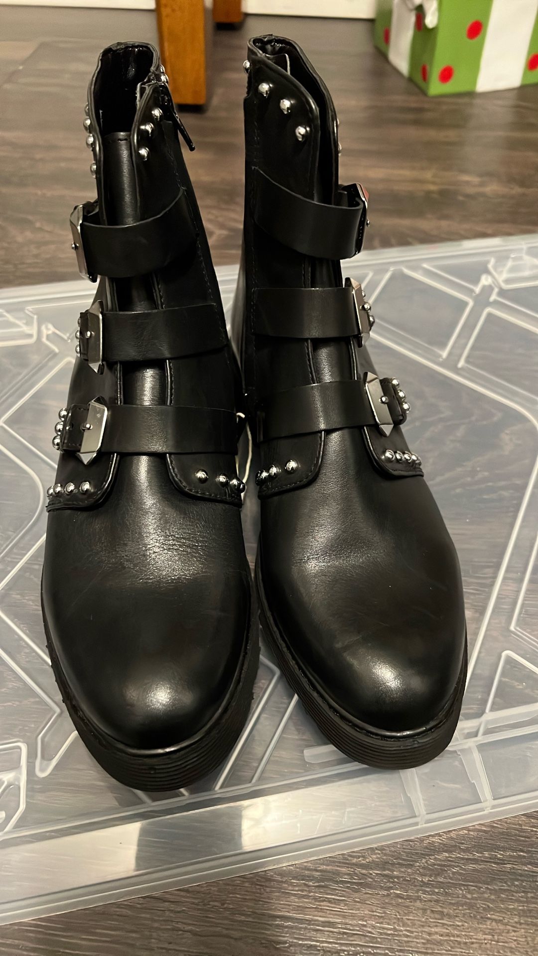 Cut Women’s Boots Size 39