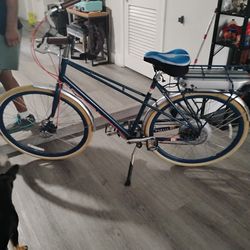 PUBLIC M8 electric bike is a classic-styled city bike featuring a BionX 350W rear hub motor, a Panasonic 48V battery (around 422Wh), and 4-mode pedal 