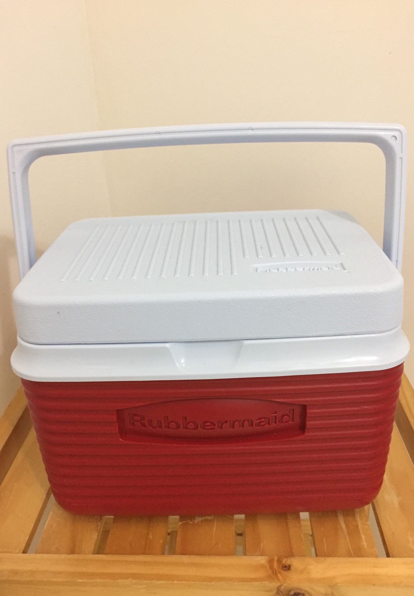 Cooler - Rubbermaid 6-can LIKE NEW