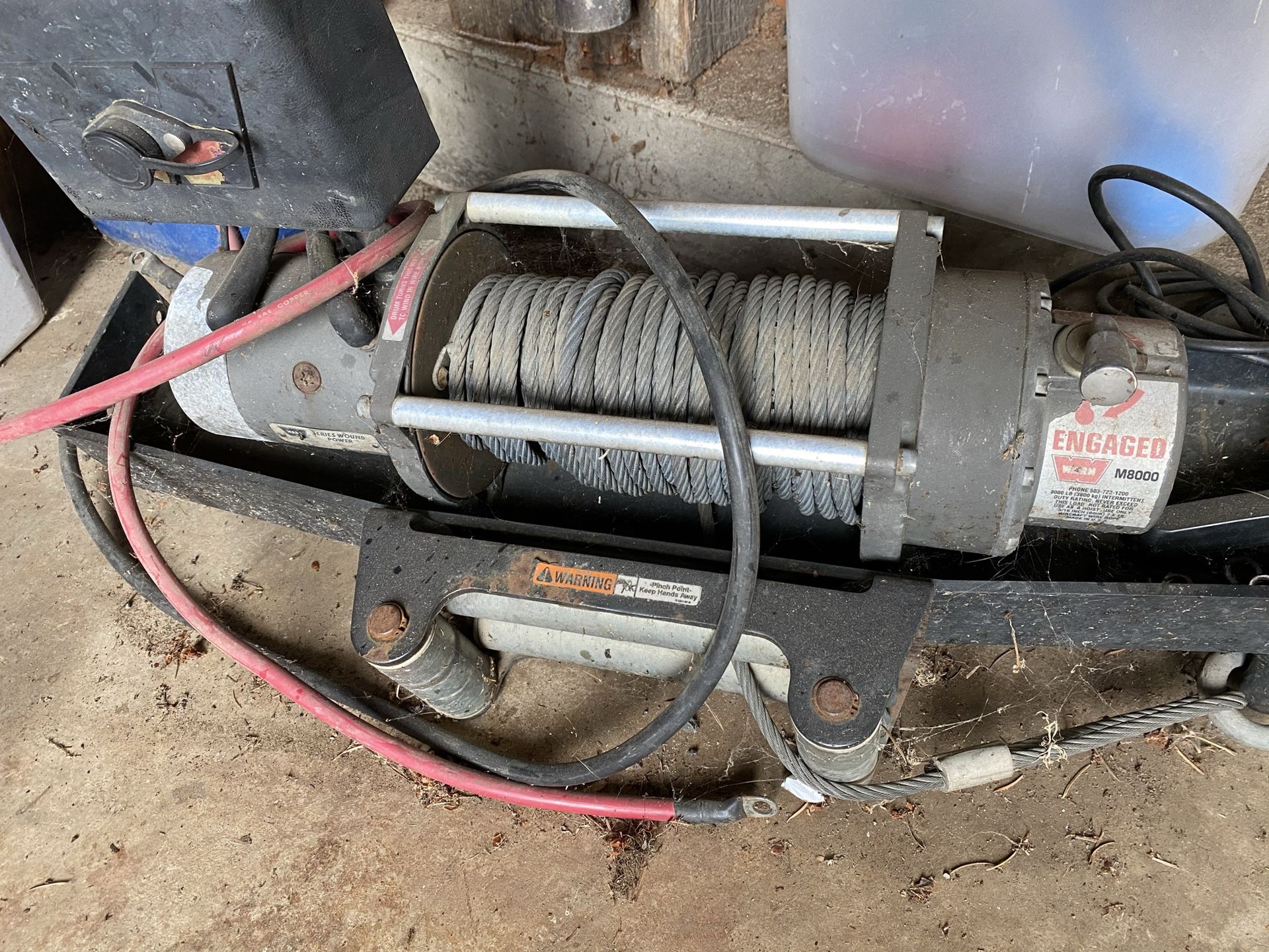 Warn winch pulls 8,000 pounds