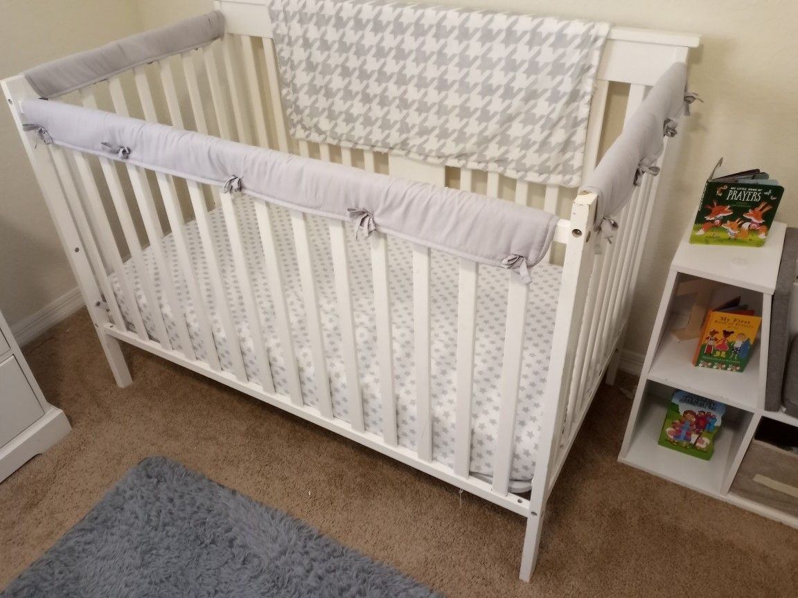 Storkcraft Mission Ridge in Convertible Crib White/ Bookshelf