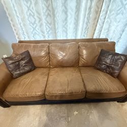 🤠 FOR SALE: Leather Couch with Southern Charm 🤠