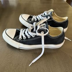 Converse Ladies Shoe (Size 6.5)