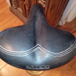BIKEROO{black leather padded bike saddle}