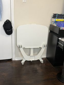 Foldable standing Table