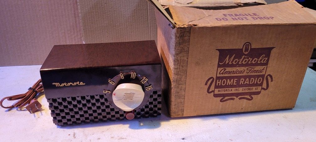 Vintage Motorola Model 5R1 Radio in original box
