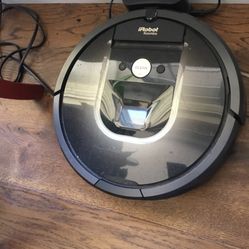IROBOT / ROOMBA, LARGER SIZE         Like New