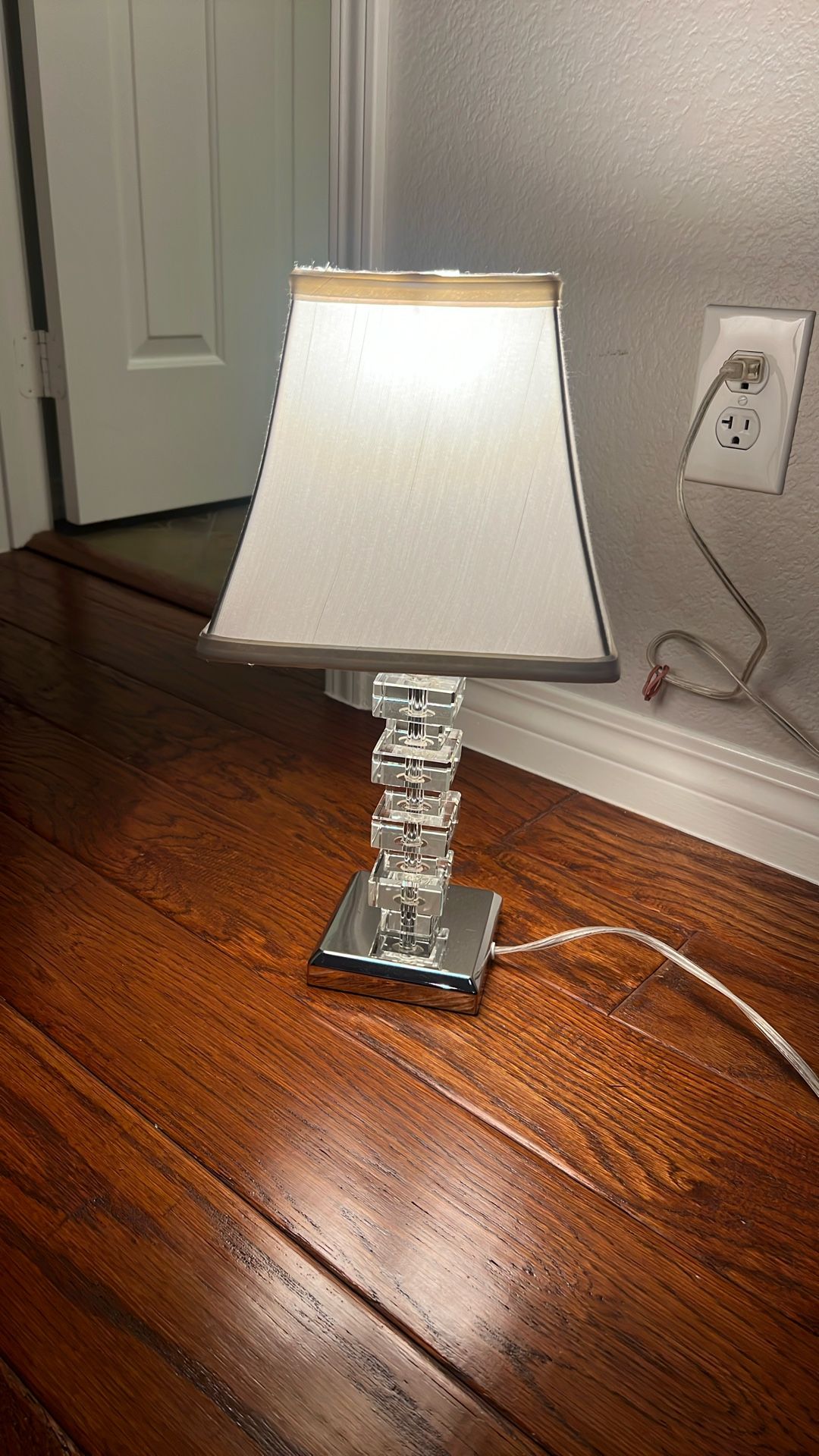 Modern /Contemporary Lucite Table Lamp
