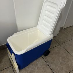 Nevera Portátil Igloo con Ruedas – 38 QT