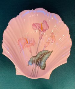 Beautiful pink Yamaji vintage shell shaped dish with Calla Lily flower
