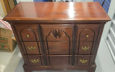 Vintage Queen Anne Shell Carved 3-Drawer Bachelor Chest Cherry Nightstand