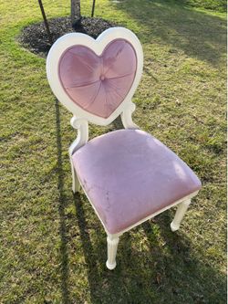 Selling a Disney princess dreamer white desk chair
