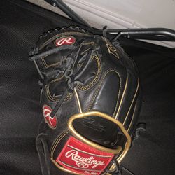 For sale a left-handed baseball glove in very good condition, only used it a few times