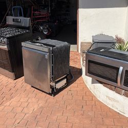 Used LG Kitchen Appliances 4 years old from Home Depot