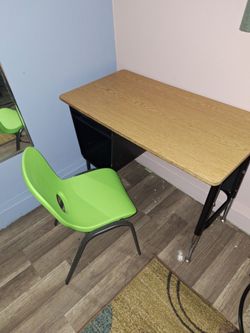 35x18x24 desk and  lifetime chair