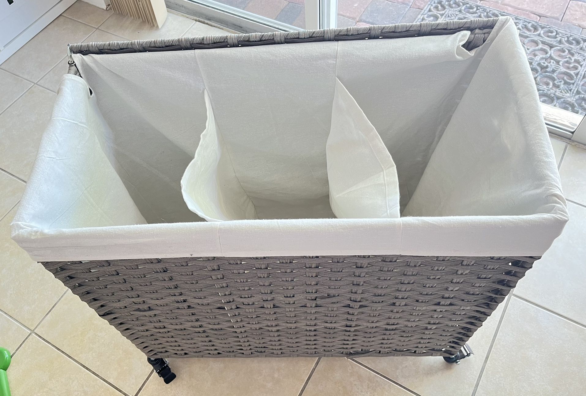 SONGMICS 160L Laundry Hamper with Lid Rolling Laundry Basket with Wheels 3-Section Synthetic Rattan Laundry Hamper Gray