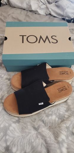 BRAND NEW SANDALS