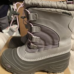 Little Girls “ The North Face” Winter Boots Size 2 ( Used)