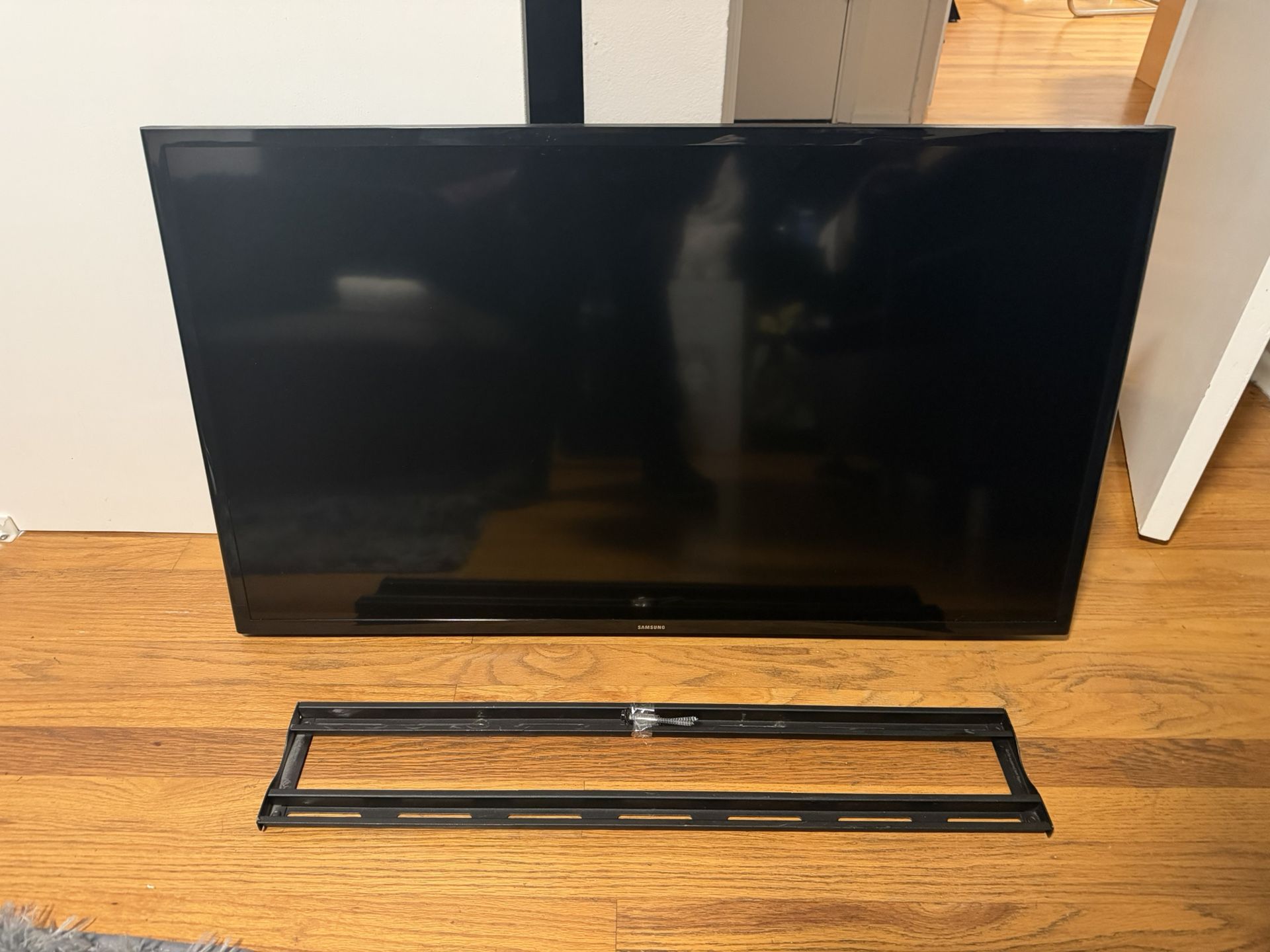 36 Inch Samsung Smart Tv  With Wall Mount 
