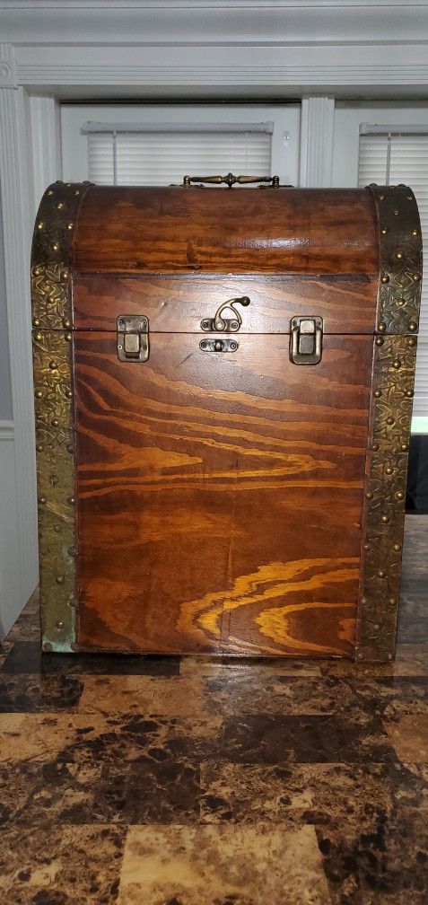 ViNTAGE HARDWOOD TRAVEL WINE BOX CASE WITH HANDLE VERY DECORATIVE PIECE