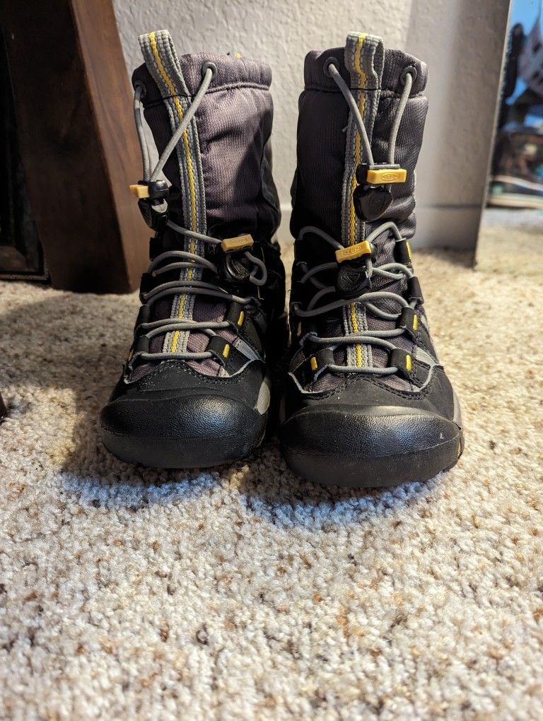 Keen. Kids boots. Little kids Size 11. Insulated.