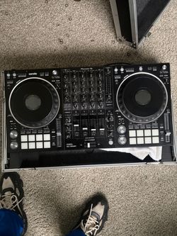 New Pioneer DDJ-1000SRT Serato DJ Controller with case and comes with all the cords and microphones