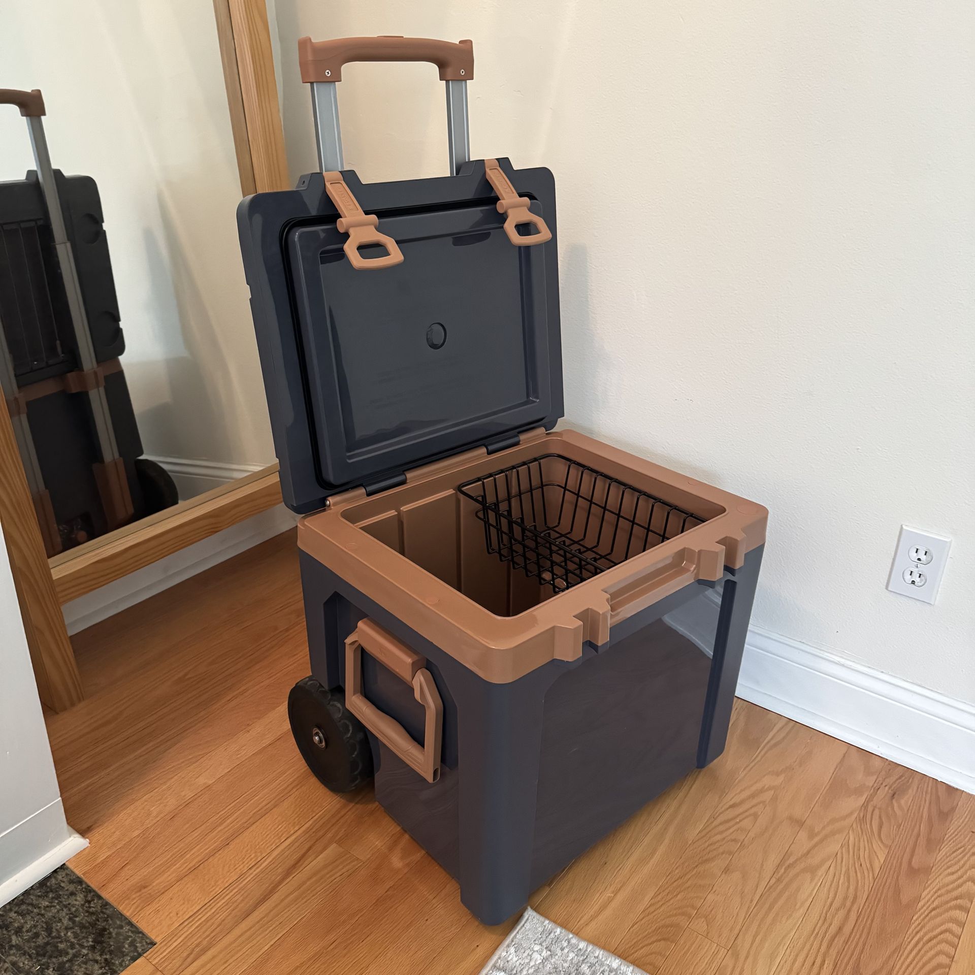 50 QT Stanley Cold For Days Wheeled Outdoor Cooler Camping Wheels (Org $350)