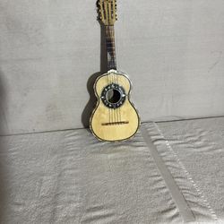 VIHUELA 1-1/2 marca ROBERTO HERNANDEZ