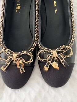 Brand NEW Black Pumps  Cap toe with Gold Interlocking chain block heel Sz 8