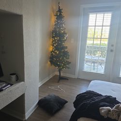 7 Ft Skinny Tree W/lights Built In