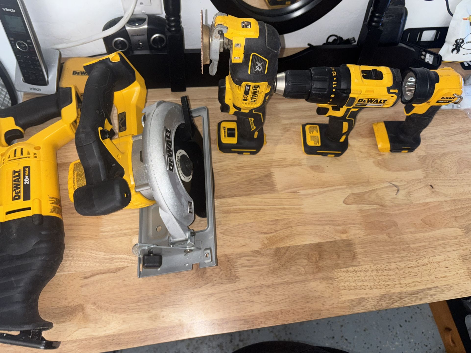 DEWALT- 20V MAX* CORDLESS RECIPROCATING SAW KIT 