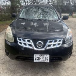 2011 Nissan Rouge 4 Cylender  Has Ac And Has 200000 Miles