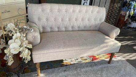 Gorgeous line tufted loveseat bench
