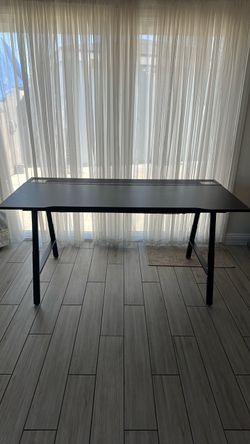 Black computer/gaming desk