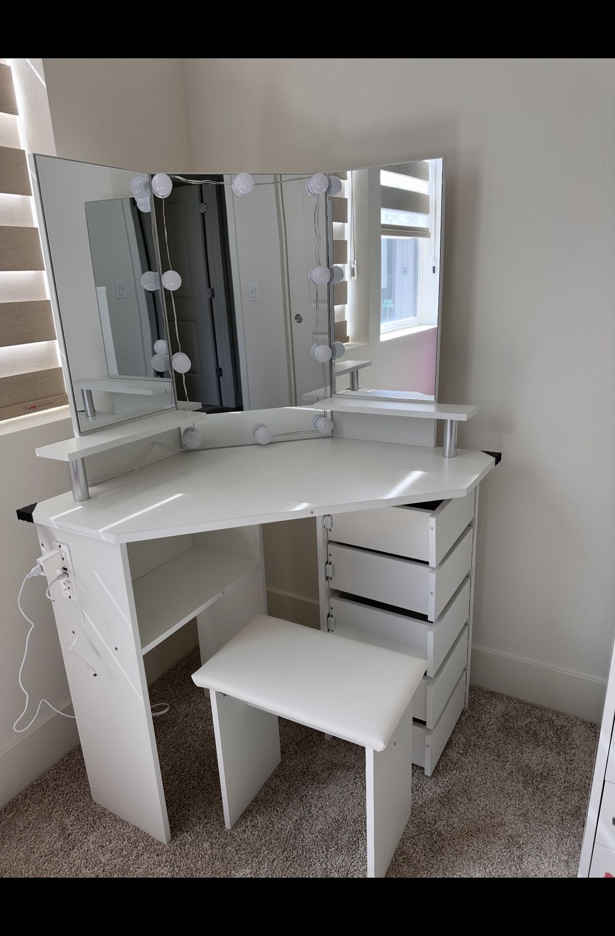 Vanity Desk With Lights