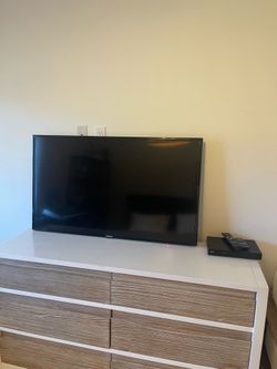 Samsung Smart TV 48” with Remote Control