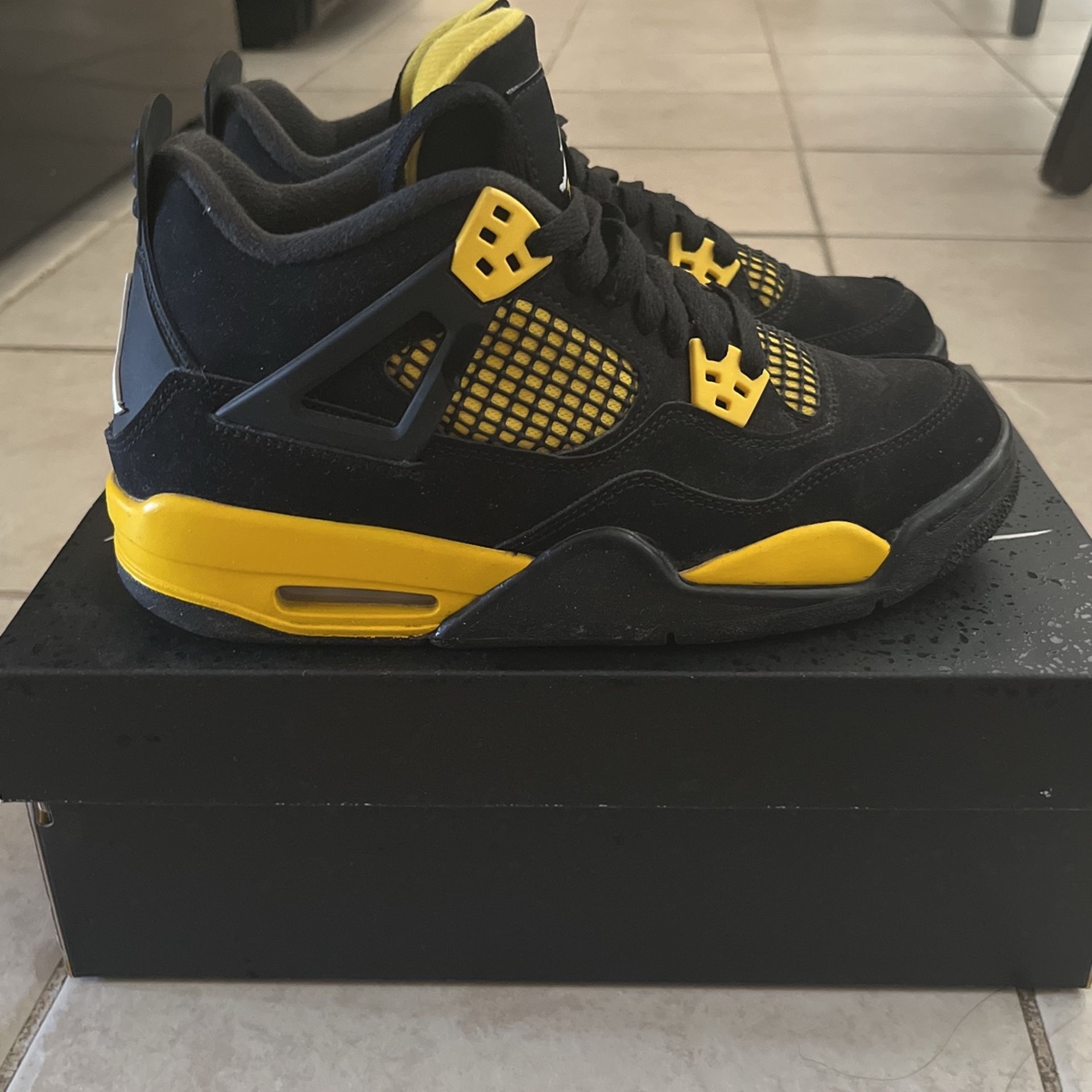 Jordan 4 Thunder Size 6 Black/Yellow