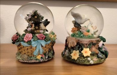 Music boxes with birds