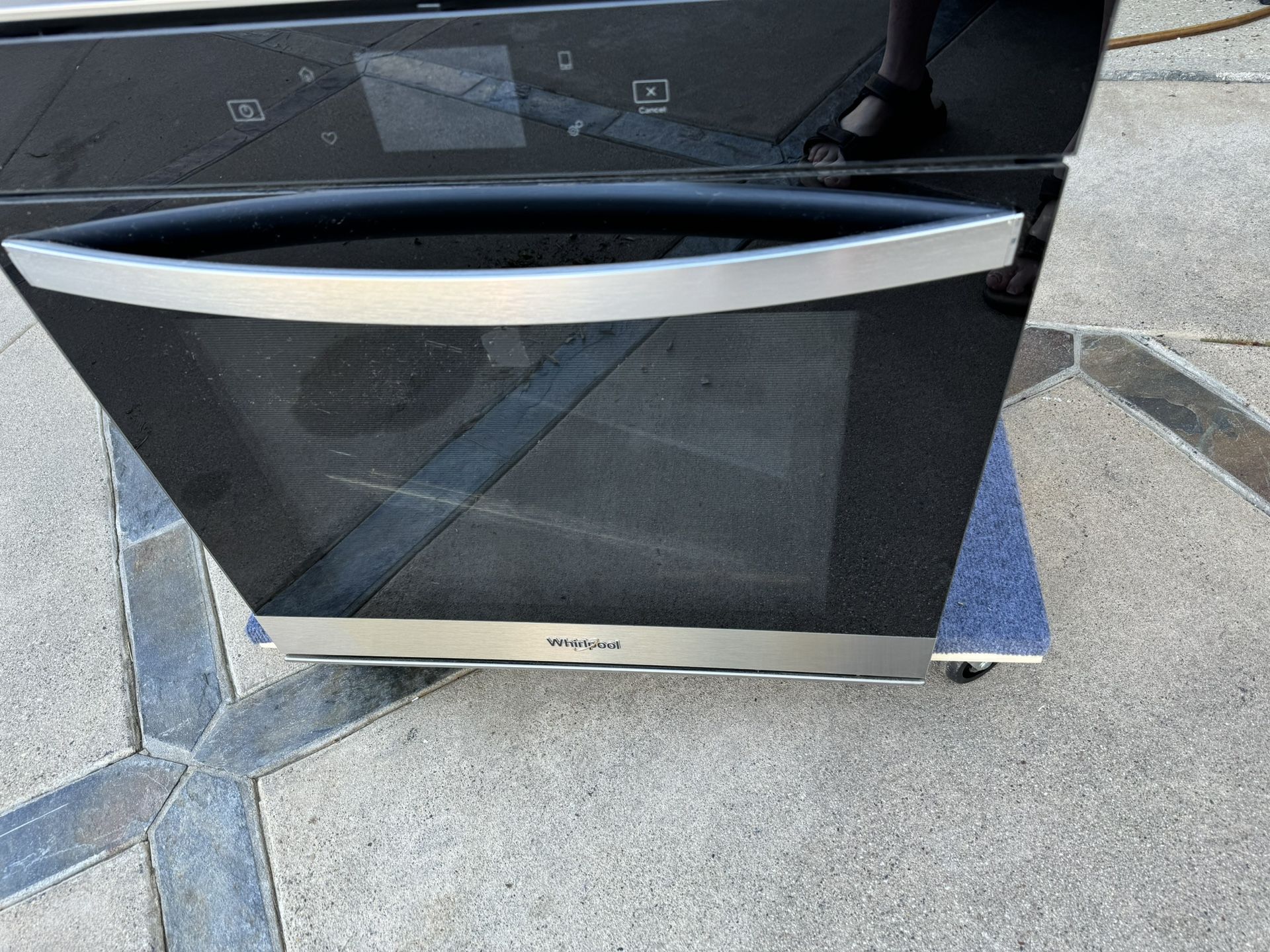 NEW WHIRLPOOL 24”SINGLE ELECTRIC CONVECTION. SMART. WALL OVEN.