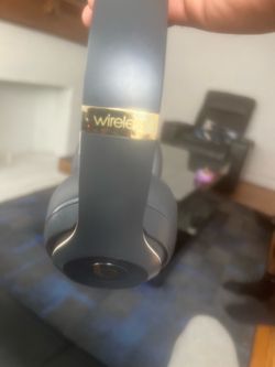 Wireless beats grey and gold
