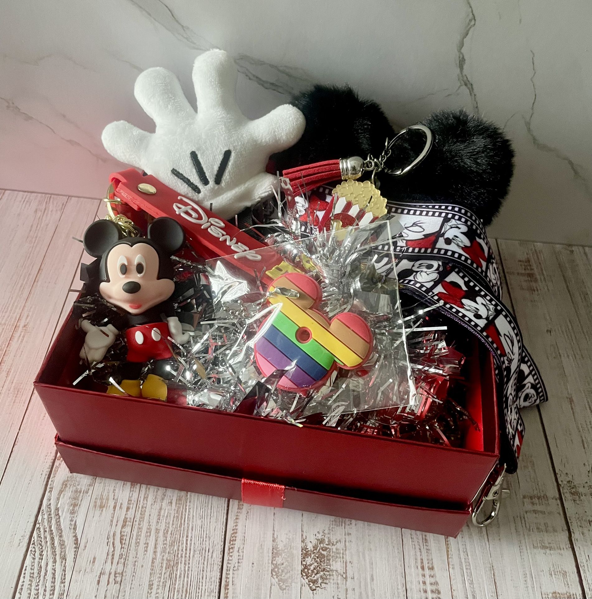 Brand New Mickey Mouse Disney Keychain Gift Set 