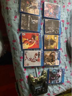 Video Games(Disc) and PS4 controllers